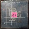 Living in a box Living in a box Simple 7" 2da. Mano VG+
