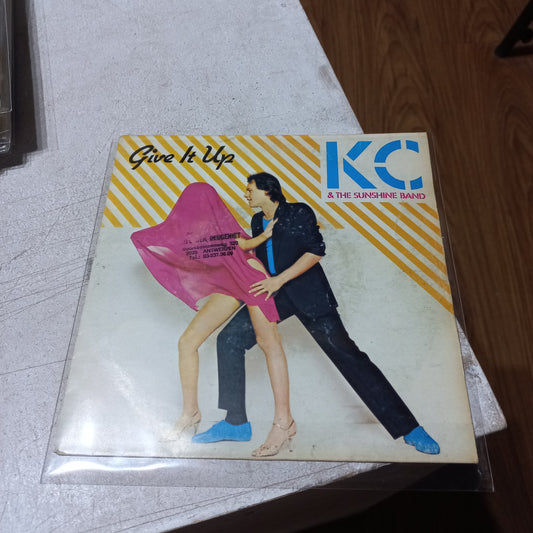 KC AND THE SUNSHINE BAND GIVE IT UP Simple VG+